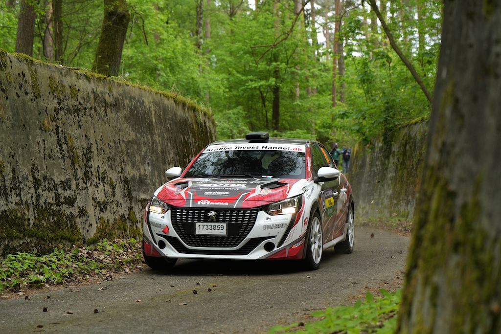 Da en eksamen kommer i vejen for deltagelse i et kommende tysk mesterskabsløb, har Karlshøj og Kvick besluttet at skifte fokus og koncentrere sig om opgøret i Dansk Super Rally 2024. Her er de på vej mellem betonmurene på Libenau-prøven på det militære område.
(Foto: Morten Dam - autoMOTIV/specialpress)